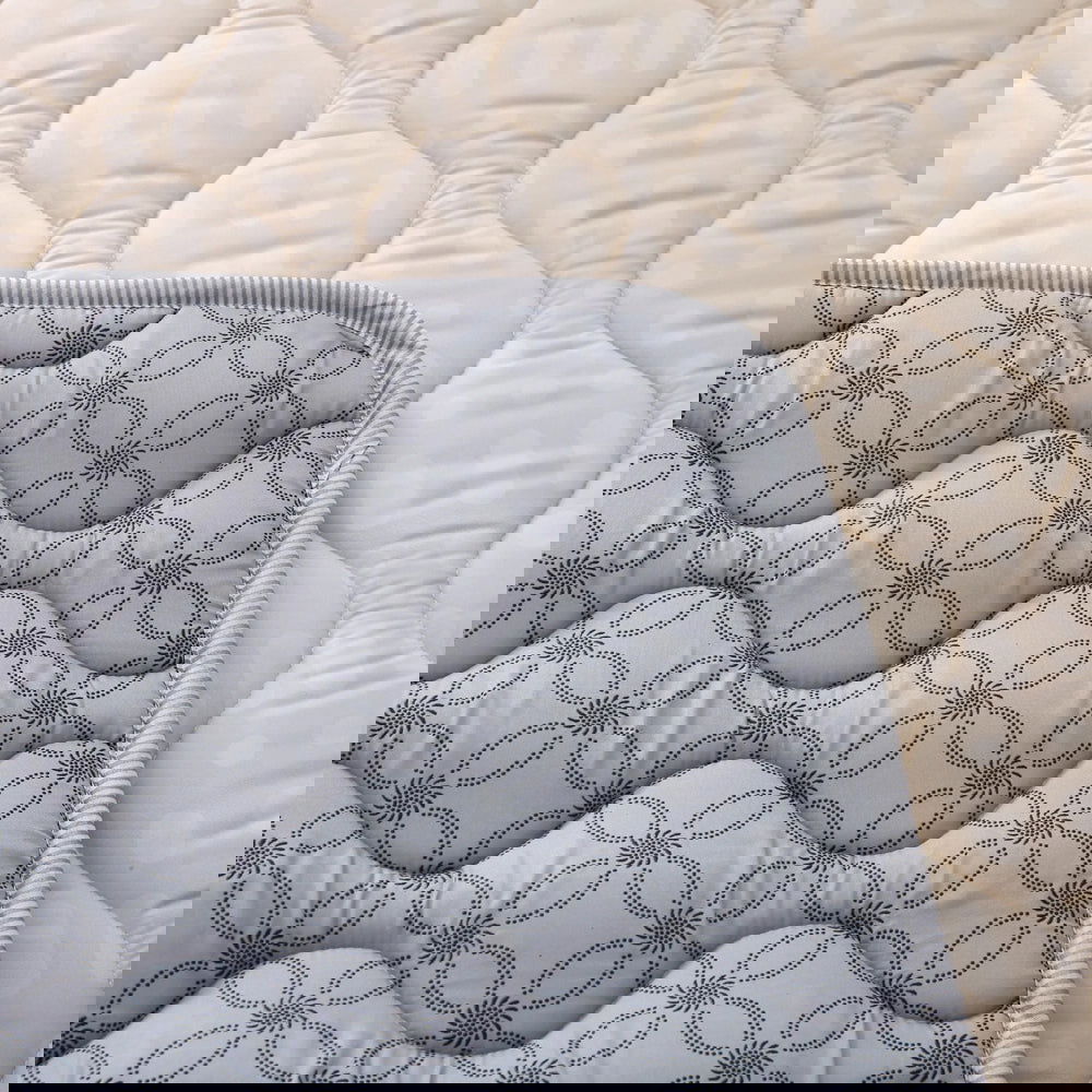 Hakuna Matte Gesteppte Krabbeldecke | Unisex-Hygge-Design | Beige | 127 x 127 cm - heartbeat - 