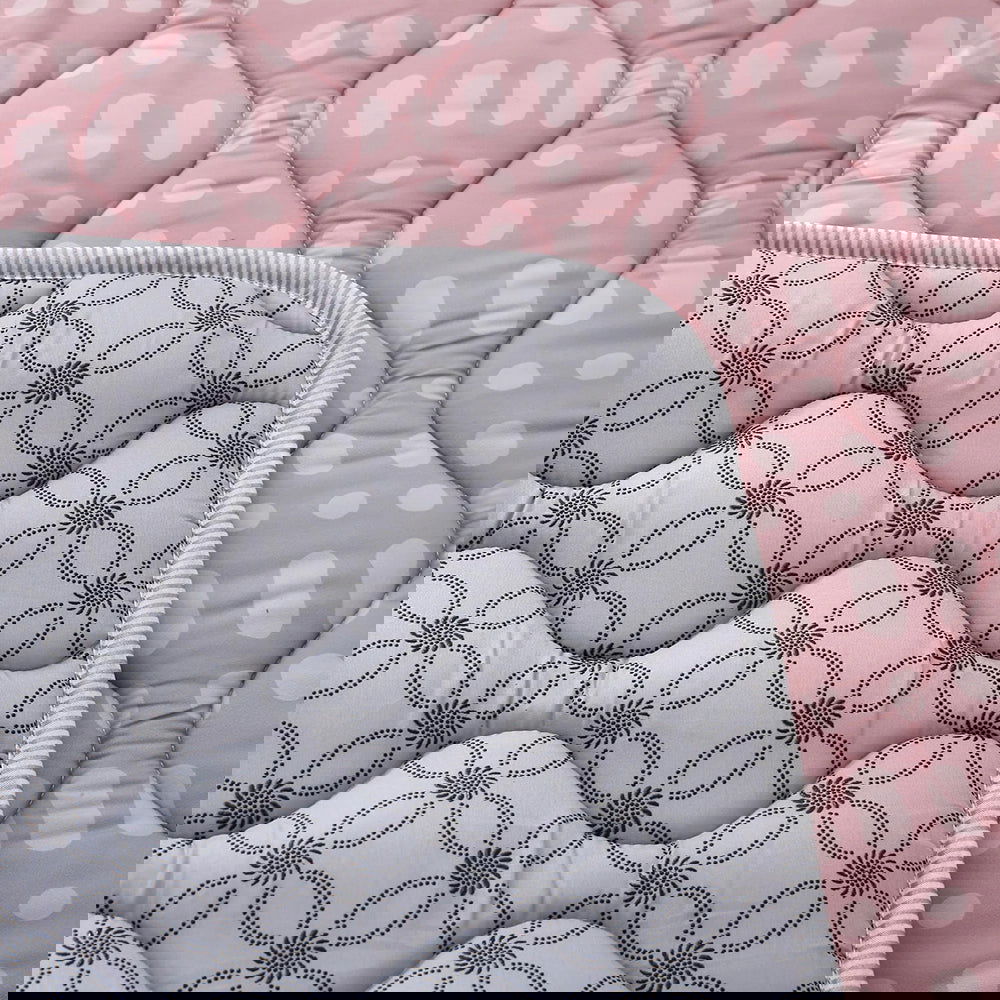 Hakuna Matte Gesteppte Krabbeldecke | Unisex-Hygge-Design | Rosa Muster | 127 x 127 cm - heartbeat - 